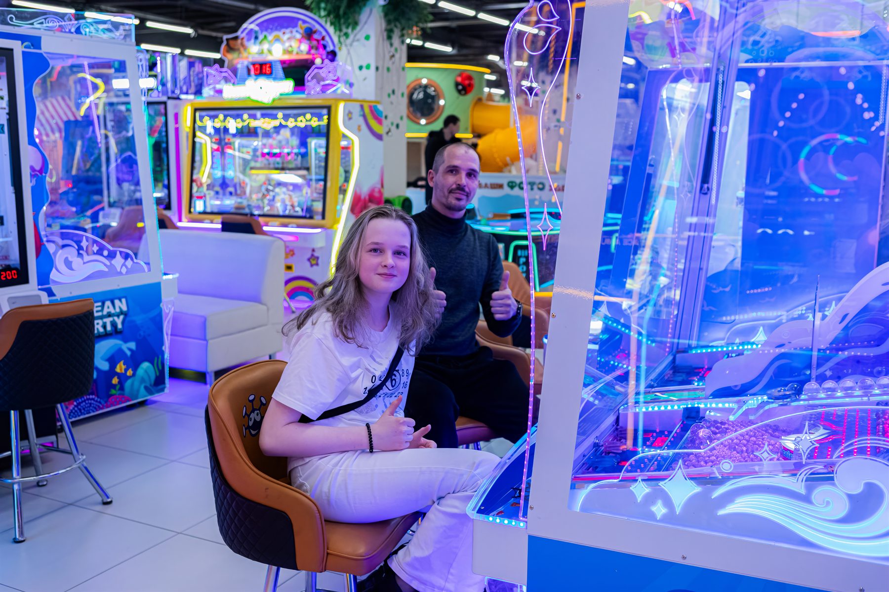 Семья играет на призовом автомате